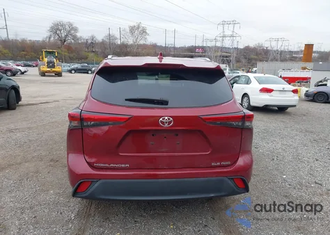 2021 Toyota Highlander Xle z USA, uszkodzony, nr VIN 5TDGZRBH5MS558053